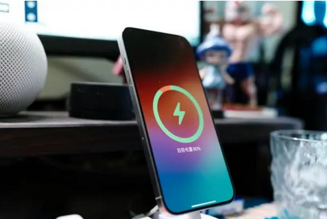 新盈镇苹果15换屏服务分享用什么充电器给iPhone15充电更好 